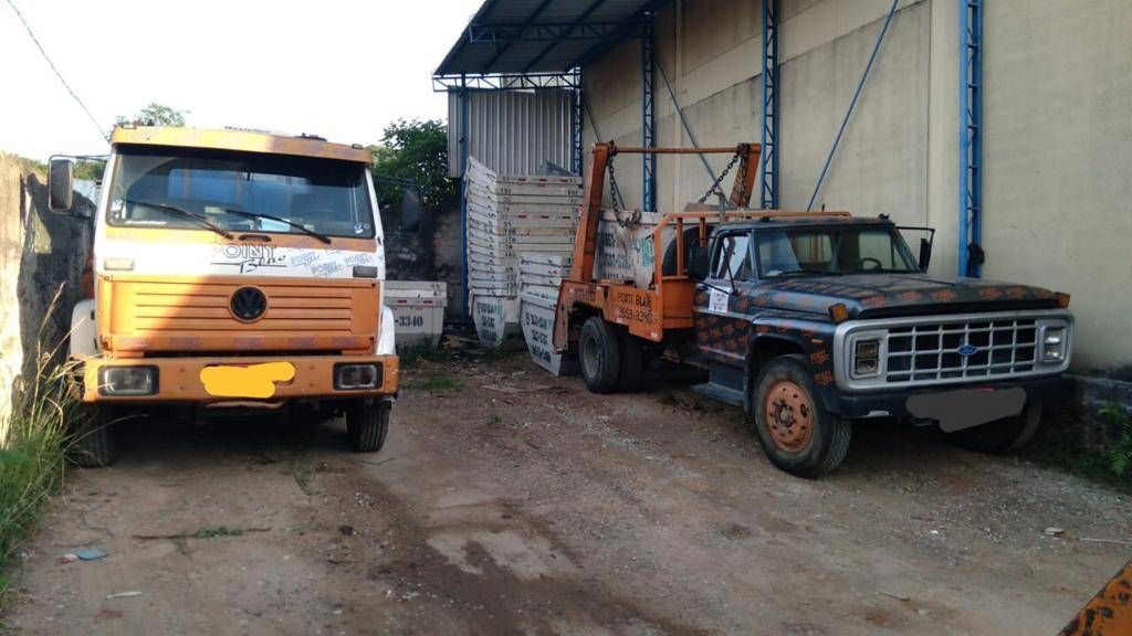 Caminhões com Caçambas de Entulho